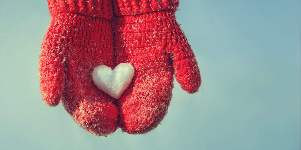 Female,Hands,In,Knitted,Mittens,With,A,Vintage,Romantic,Red
